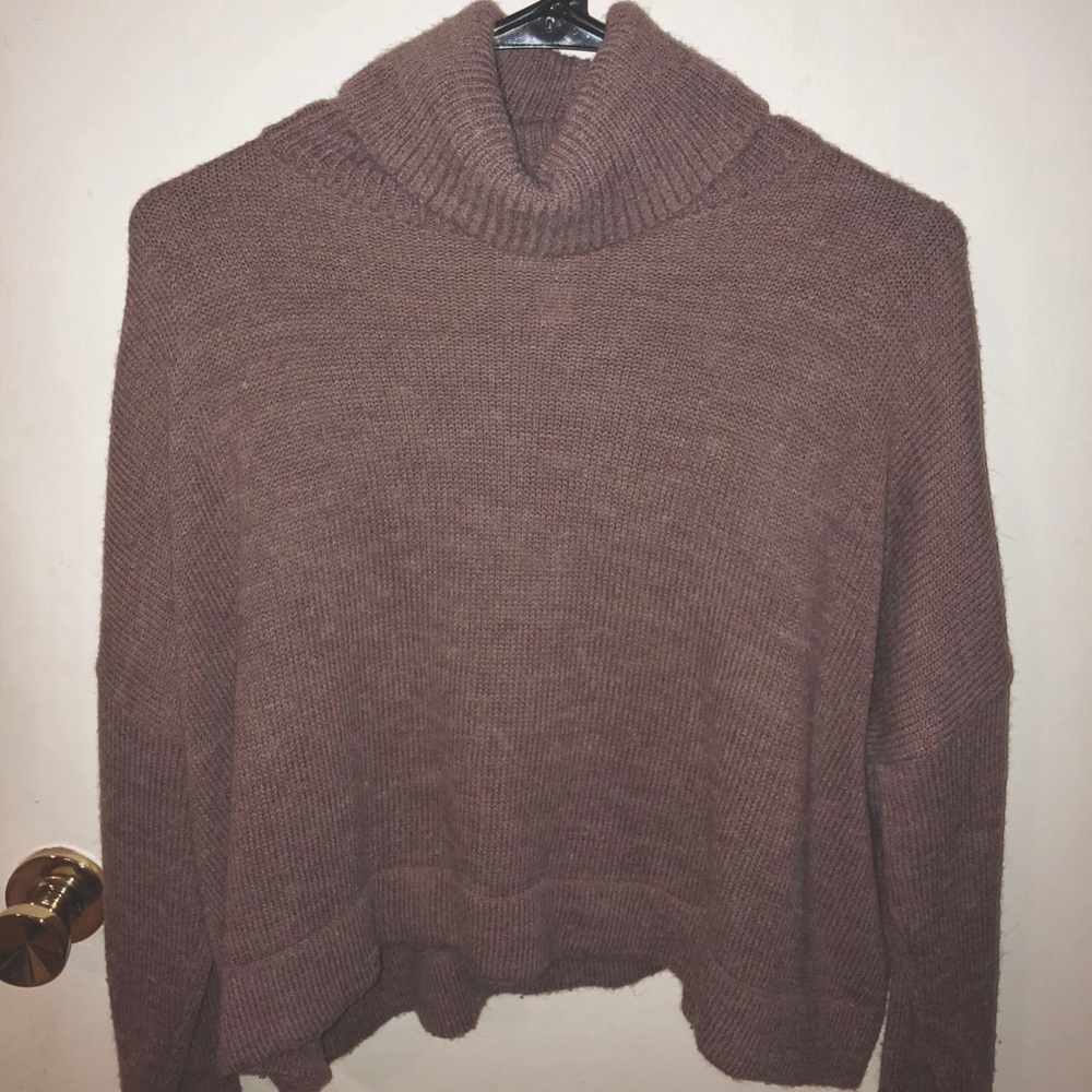 ***MAJOR PRICE DROP*** CROPPED TURTLE NECK SWEATER